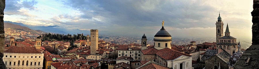 Dalla Torre Civica-Campanone vista su Città Alta di Bergamo con chiese, campanili, torri in primo piano